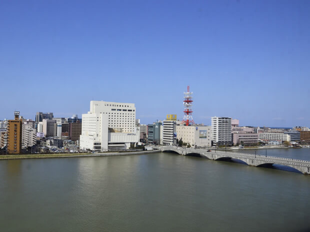 窓から見える風景（万代橋）